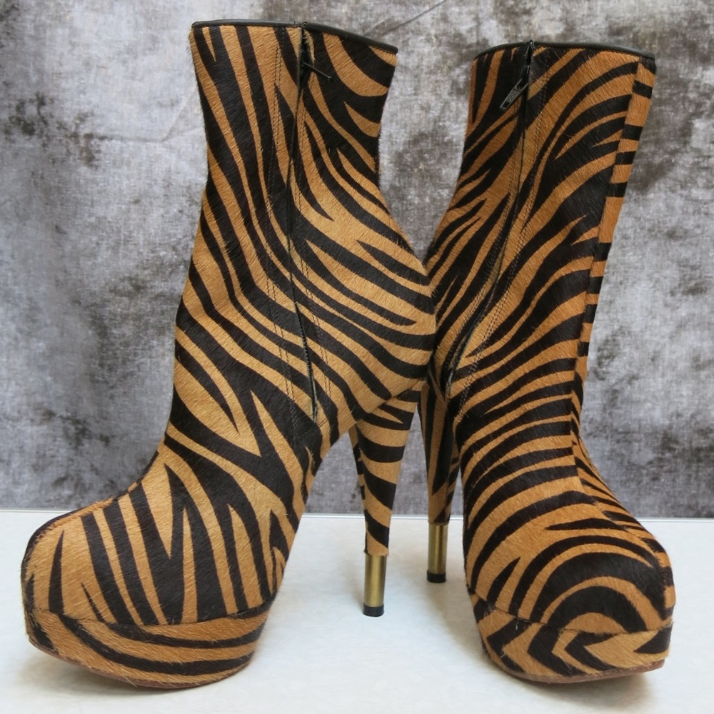 Real Fur boots . Tiger